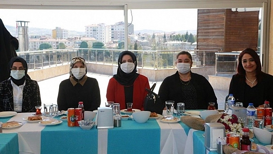 Elazığ belediyesi kadın meclisi, sağlık çalışanlarını ağırladı