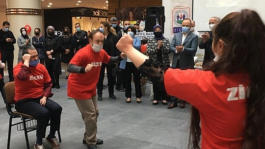 Down sendromlu iki arkadaşa doğum günü sürprizi