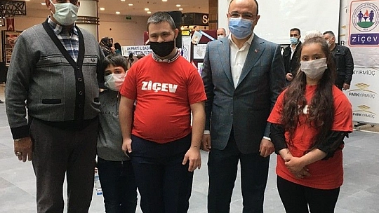 Down sendromlu iki arkadaşa doğum günü sürprizi