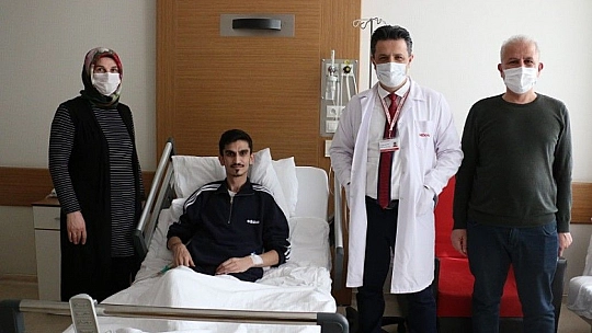 Tek kesiden çifte akciğer operasyonu ile hem sağlığına kavuştu, hem de tıp tarihine geçti