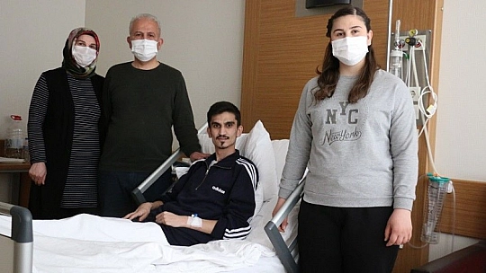 Tek kesiden çifte akciğer operasyonu ile hem sağlığına kavuştu, hem de tıp tarihine geçti