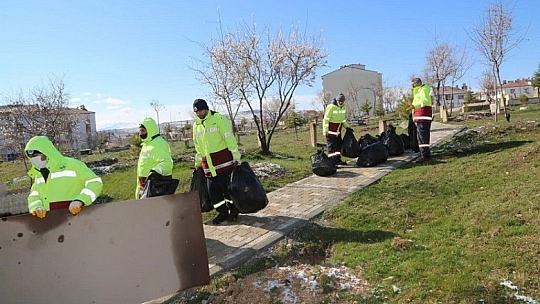 Elazığ'ın mahalle mezarlıklarında kapsamlı temizlik