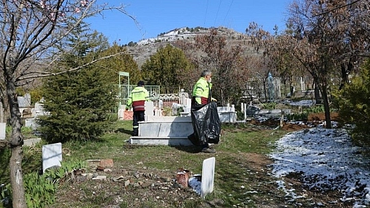 Elazığ'ın mahalle mezarlıklarında kapsamlı temizlik