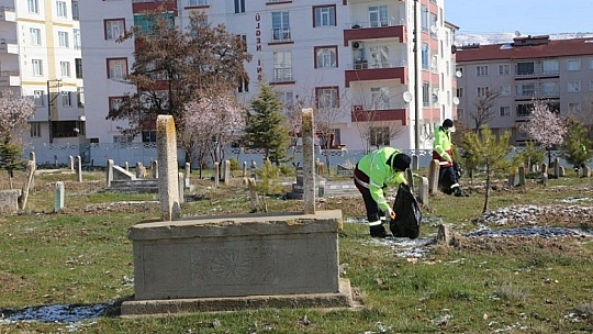 Elazığ'ın mahalle mezarlıklarında kapsamlı temizlik