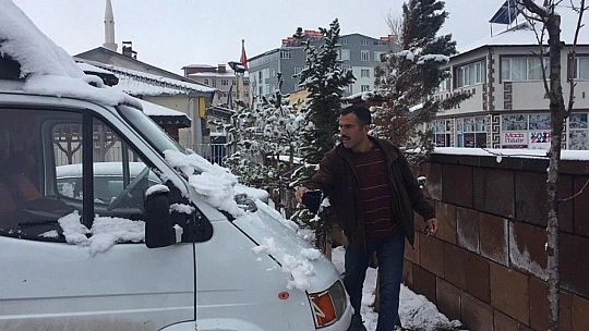 Bingöl Karlıova'da Nisan ayında kar yağışı