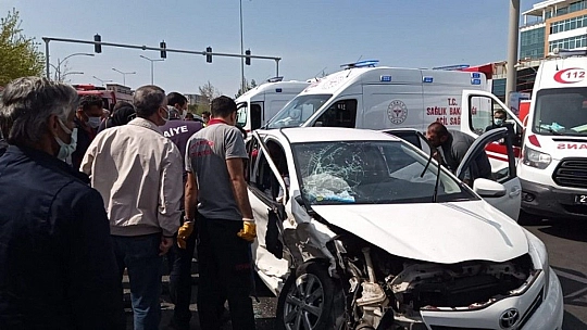 Otomobil, dönüşü yasak olan yola girdi: 5'i ağır 7 yaralı