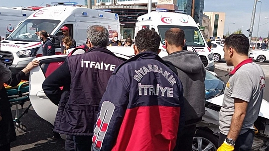 Otomobil, dönüşü yasak olan yola girdi: 5'i ağır 7 yaralı