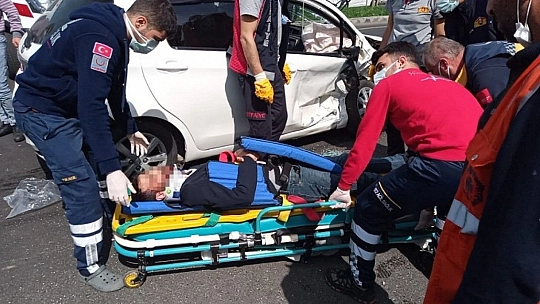 Otomobil, dönüşü yasak olan yola girdi: 5'i ağır 7 yaralı