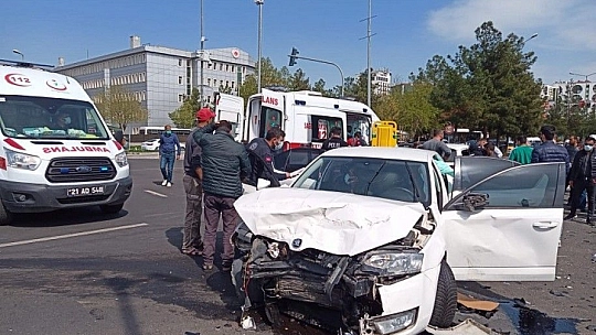 Otomobil, dönüşü yasak olan yola girdi: 5'i ağır 7 yaralı
