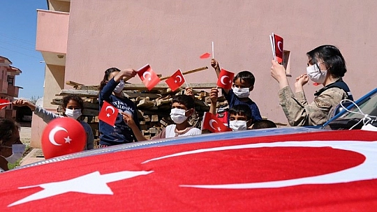 Mehmetçik'ten köy çocuklarına bayram sürprizi, gören koştu