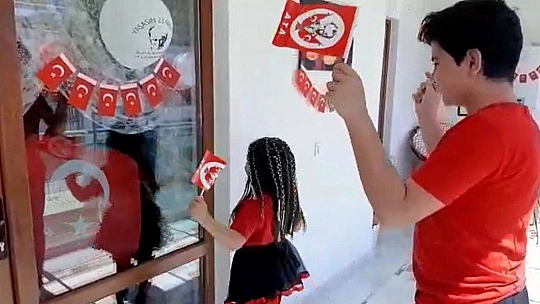 Korona virüse yakalanan babaları ile 23 Nisan'ı böyle kutladılar
