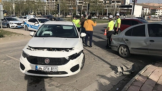 İki araç çarpıştı, biri tabelayı devirdi: 2 yaralı