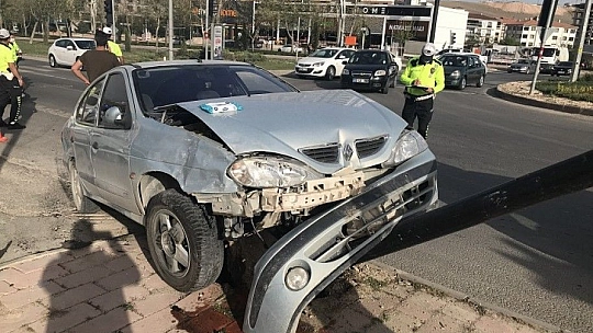 İki araç çarpıştı, biri tabelayı devirdi: 2 yaralı