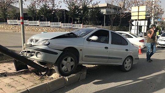İki araç çarpıştı, biri tabelayı devirdi: 2 yaralı