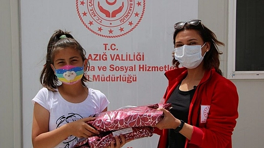 Elazığ'da resim, şiir ve kompozisyon yarışmasında dereceye girenlere ödülleri verildi