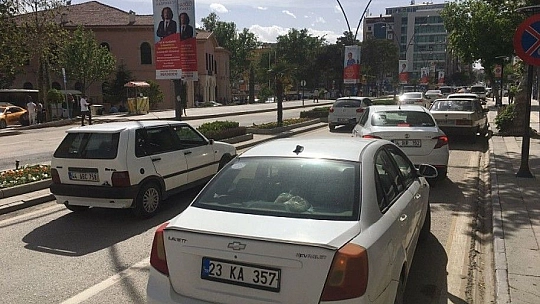 Elazığ'da kısıtlama ile yaya yoğunluğu azaldı, araç yoğunluğu dikkat çekti
