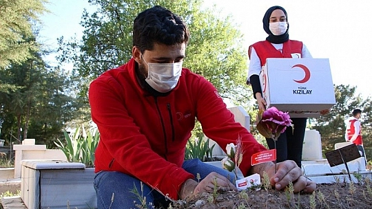 Elazığ'da 250 gönüllüden, mezarlıklarda vefa hizmeti