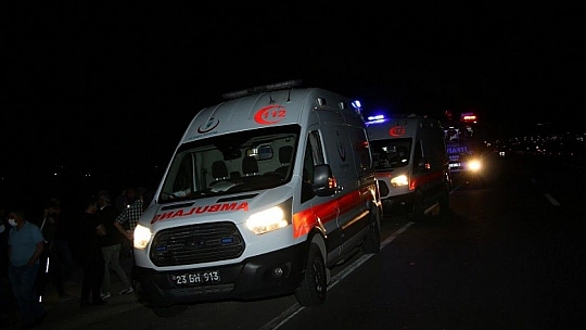 Elazığ'da çarpışan araçlar şarampole yuvarlandı: 2'si ağır 5 yaralı