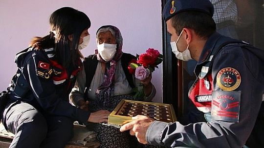 Mutluluğun fotoğrafı, jandarma hem duygulandı, hem duygulandırdı