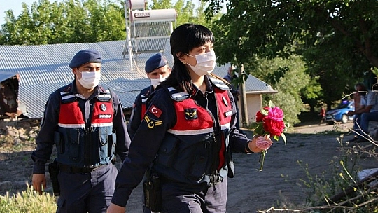 Mutluluğun fotoğrafı, jandarma hem duygulandı, hem duygulandırdı