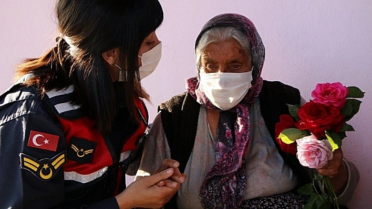 Mutluluğun fotoğrafı, jandarma hem duygulandı, hem duygulandırdı