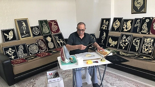 Görenler, ekin sapı olduğuna inanamıyor, sapı sanata dönüştürüyor