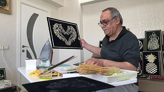 Görenler, ekin sapı olduğuna inanamıyor, sapı sanata dönüştürüyor