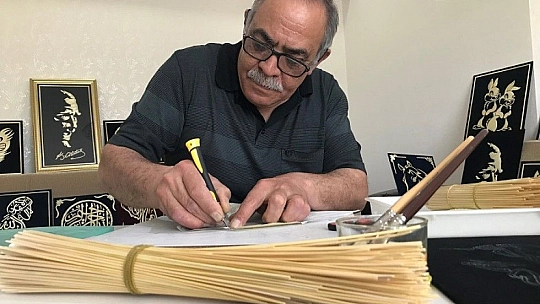 Görenler, ekin sapı olduğuna inanamıyor, sapı sanata dönüştürüyor