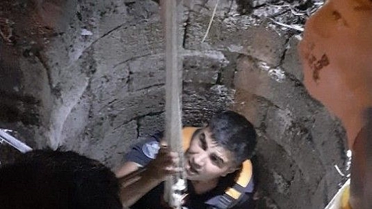 Elazığ'da 20 metrelik kuyuya düşen koyun kurtarıldı