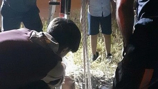 Elazığ'da 20 metrelik kuyuya düşen koyun kurtarıldı