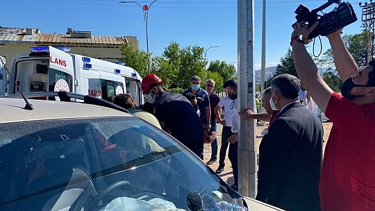 Elazığ'da iki araç çarpıştı: 8 yaralı, çocukları araçtan milletvekili Erol çıkardı