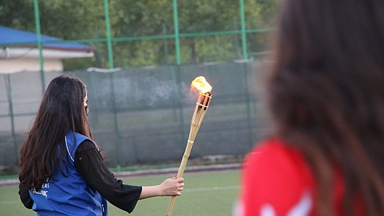 Elazığ'da gençlerden 'Meşaleli Ay Yıldızlı' 19 Mayıs kutlaması