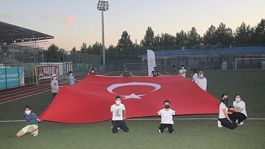 Elazığ'da gençlerden 'Meşaleli Ay Yıldızlı' 19 Mayıs kutlaması