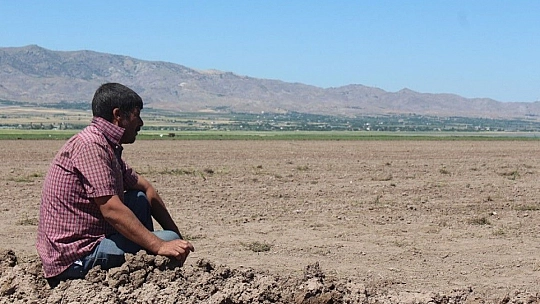 12 yıl önceki kuraklık tekrar baş gösterdi, kuruyan baraj havzasında tarıma başlandı