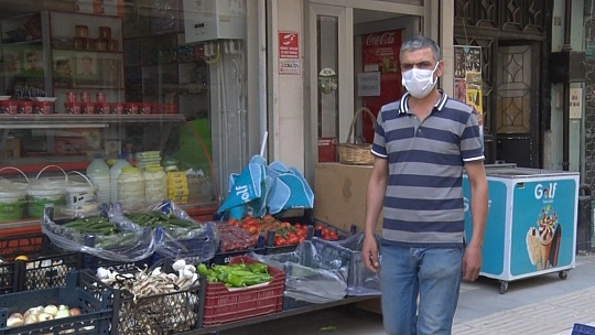 Sokak ortasında 17 yaşındaki genci darp edip telefonunu almaya çalıştı