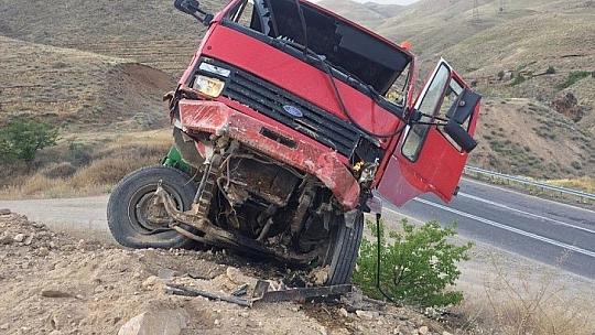 Freni boşalan vinç yoldan çıktı: 2 yaralı