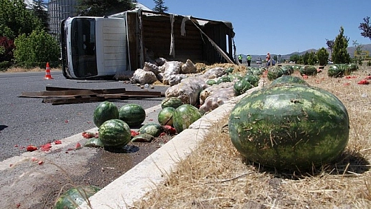 Elazığ'da kamyon devrildi karpuzlar yola saçıldı, ekipler ve vatandaşlar yardıma koştu