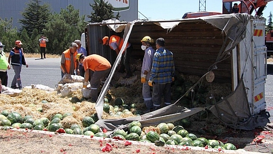 Elazığ'da kamyon devrildi karpuzlar yola saçıldı, ekipler ve vatandaşlar yardıma koştu