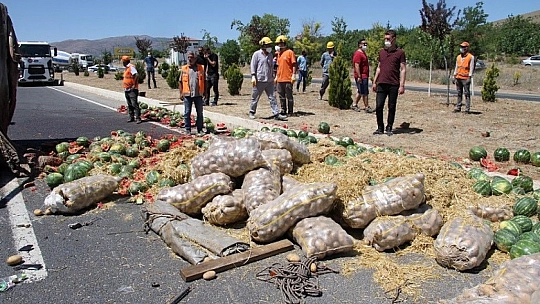 Elazığ'da kamyon devrildi karpuzlar yola saçıldı, ekipler ve vatandaşlar yardıma koştu