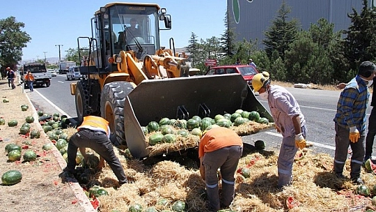 Elazığ'da kamyon devrildi karpuzlar yola saçıldı, ekipler ve vatandaşlar yardıma koştu