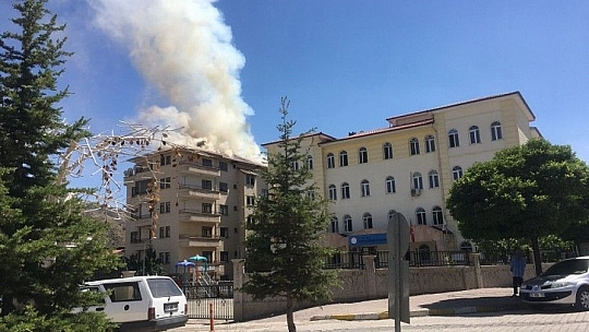 Elazığ'da yangın, bina ve bir okuldaki öğrenciler tahliye edildi