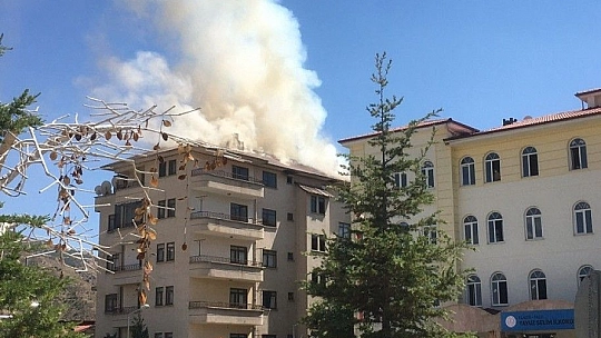 Elazığ'da yangın, bina ve bir okuldaki öğrenciler tahliye edildi