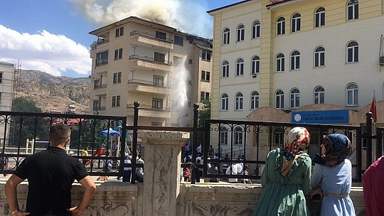Elazığ'da yangın, bina ve bir okuldaki öğrenciler tahliye edildi