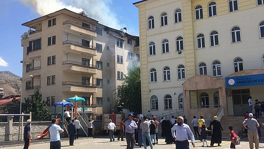Elazığ'da yangın, bina ve bir okuldaki öğrenciler tahliye edildi