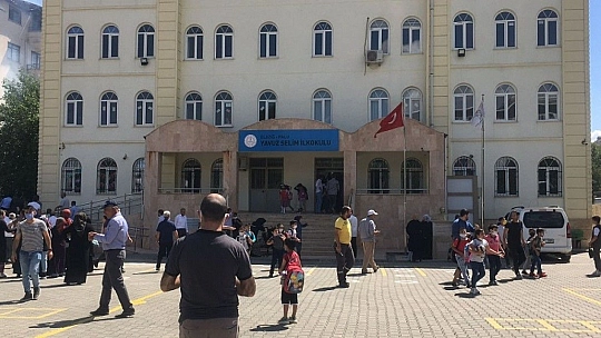 Elazığ'da yangın, bina ve bir okuldaki öğrenciler tahliye edildi