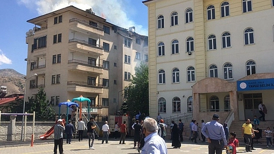Elazığ'da yangın, bina ve bir okuldaki öğrenciler tahliye edildi