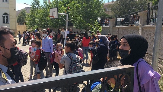 Elazığ'da yangın, bina ve bir okuldaki öğrenciler tahliye edildi