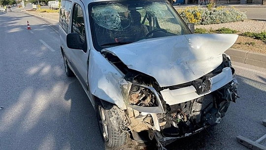 Elazığ'da otomobil ile hafif ticari araç çarpıştı: 3 yaralı