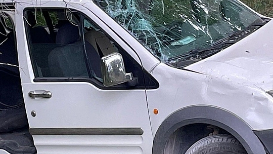 Elazığ'da hafif ticari araç şarampole uçtu: 3 yaralı