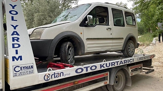 Elazığ'da hafif ticari araç şarampole uçtu: 3 yaralı